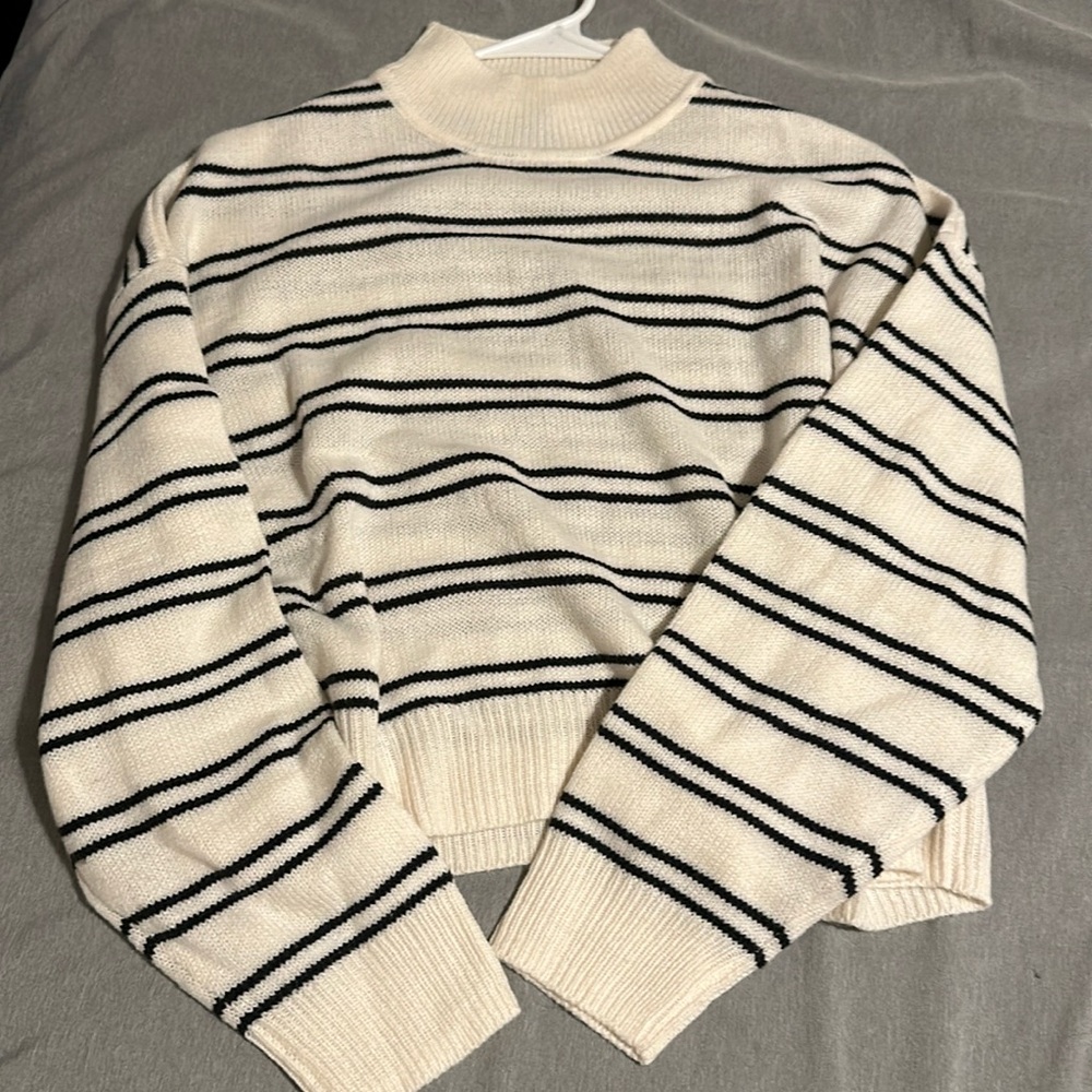 Divided H&M Black and White Striped Cropped Sweater (size large)
